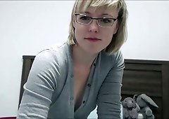 Short haired cutie with glasses